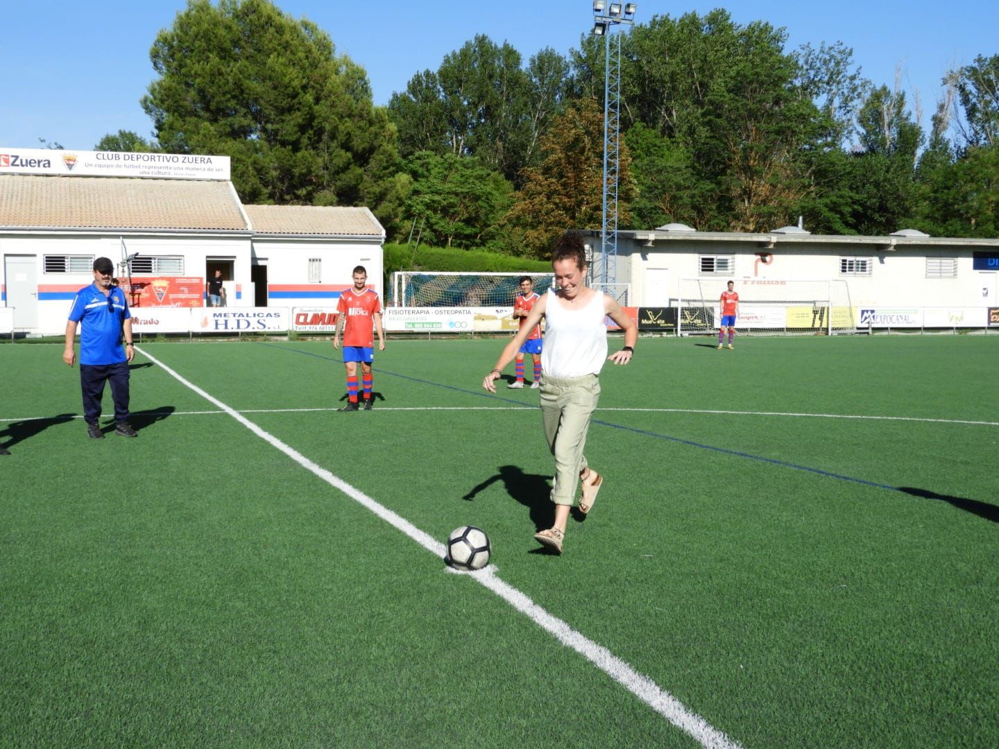 Nuria mallada realiza el saque de honor